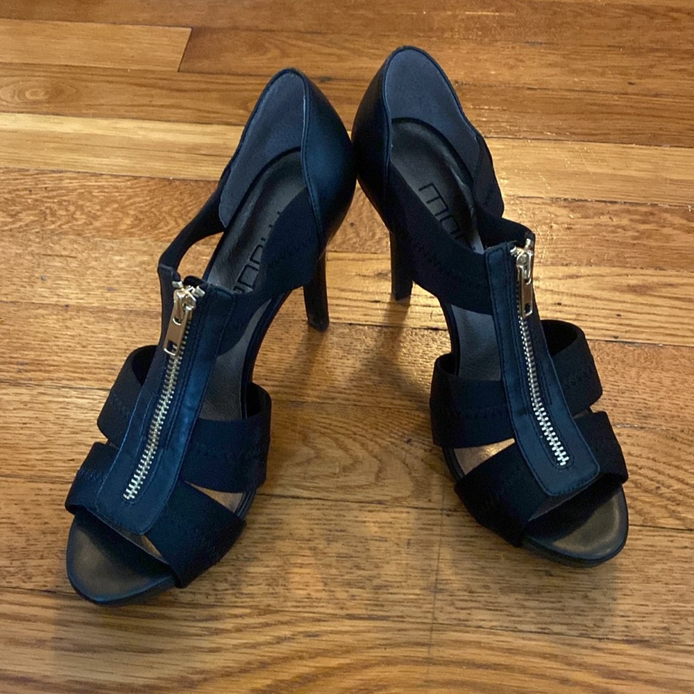 Black Moda Spana heels with gold zipper front. Size 8.5. Worn for one wedding.